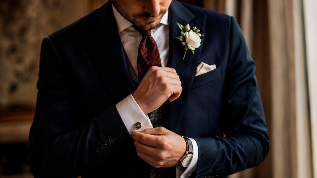 Accesorios para personalizar un traje de novio Old Money